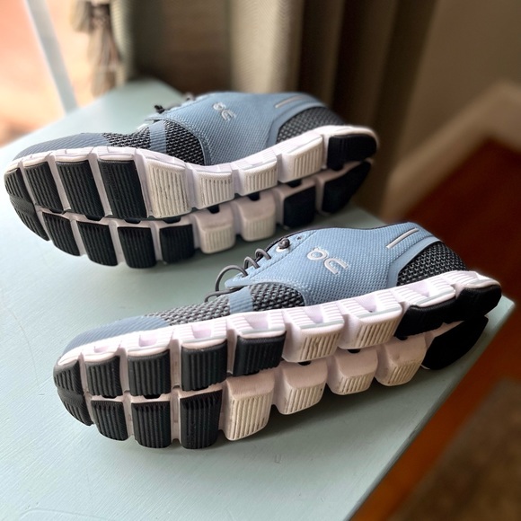 OnCloud Sneakers - Picture 3 of 4